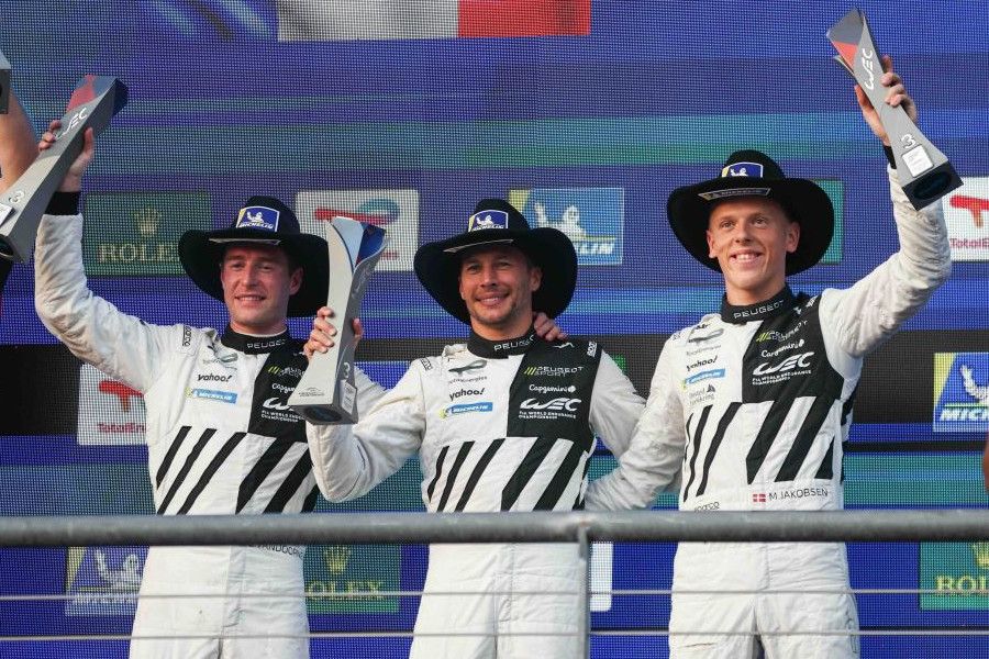 Vozy Peugeot 9X8 předvedly skvělý návrat do FIA WEC, v Texasu dojely na 3. a 4. místě