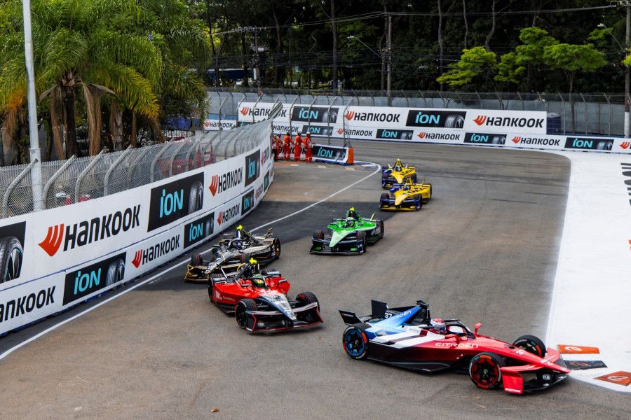 Tým Citroën Racing získává své první vítězství ve Formuli E a ujímá se vedení šampionátu